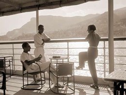 Jeunes gens sur le pont d'un bateau dans la baie de Monte Carlo, 1920